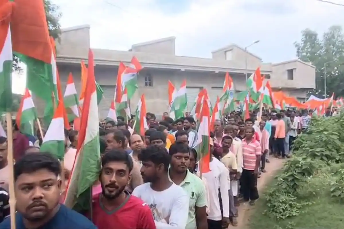 Bankura Patrasayer Tiranga Yatra: बांकुड़ा के पात्रसायर में हजारों लोगों ने निकाली भव्य तिरंगा यात्रा, सांसद सौमित्र खां सहित कई प्रमुख लोग हुए शामिल