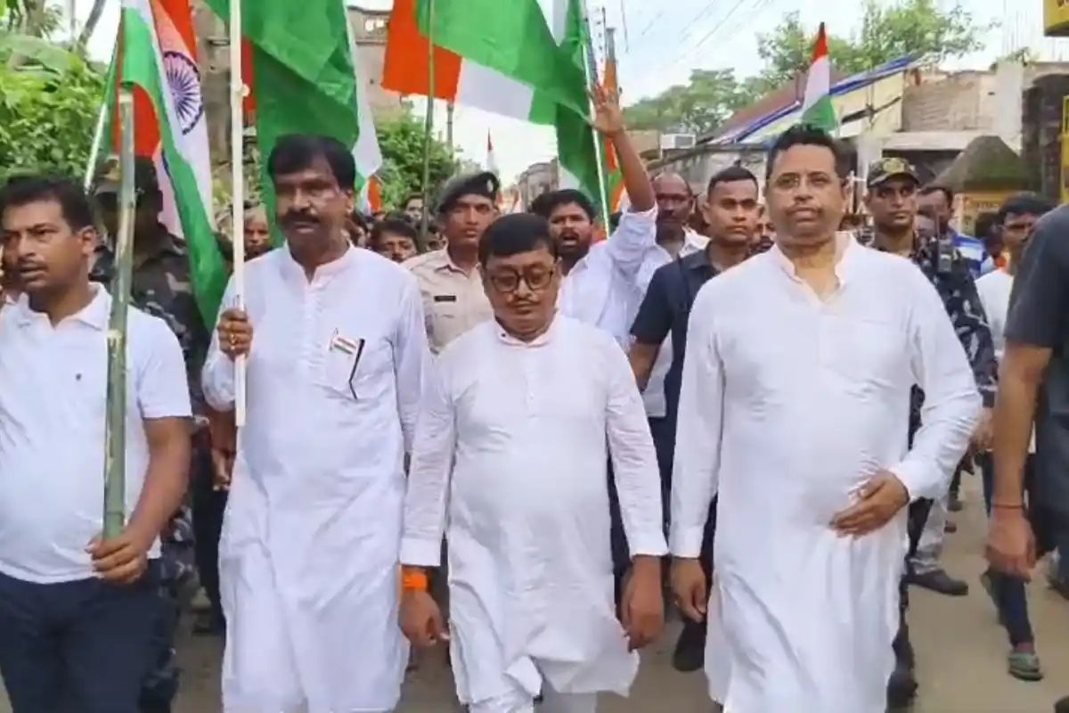 बांकुड़ा के पात्रसायर में हजारों लोगों ने निकाली भव्य तिरंगा यात्रा, सांसद सौमित्र खां सहित कई प्रमुख लोग हुए शामिल