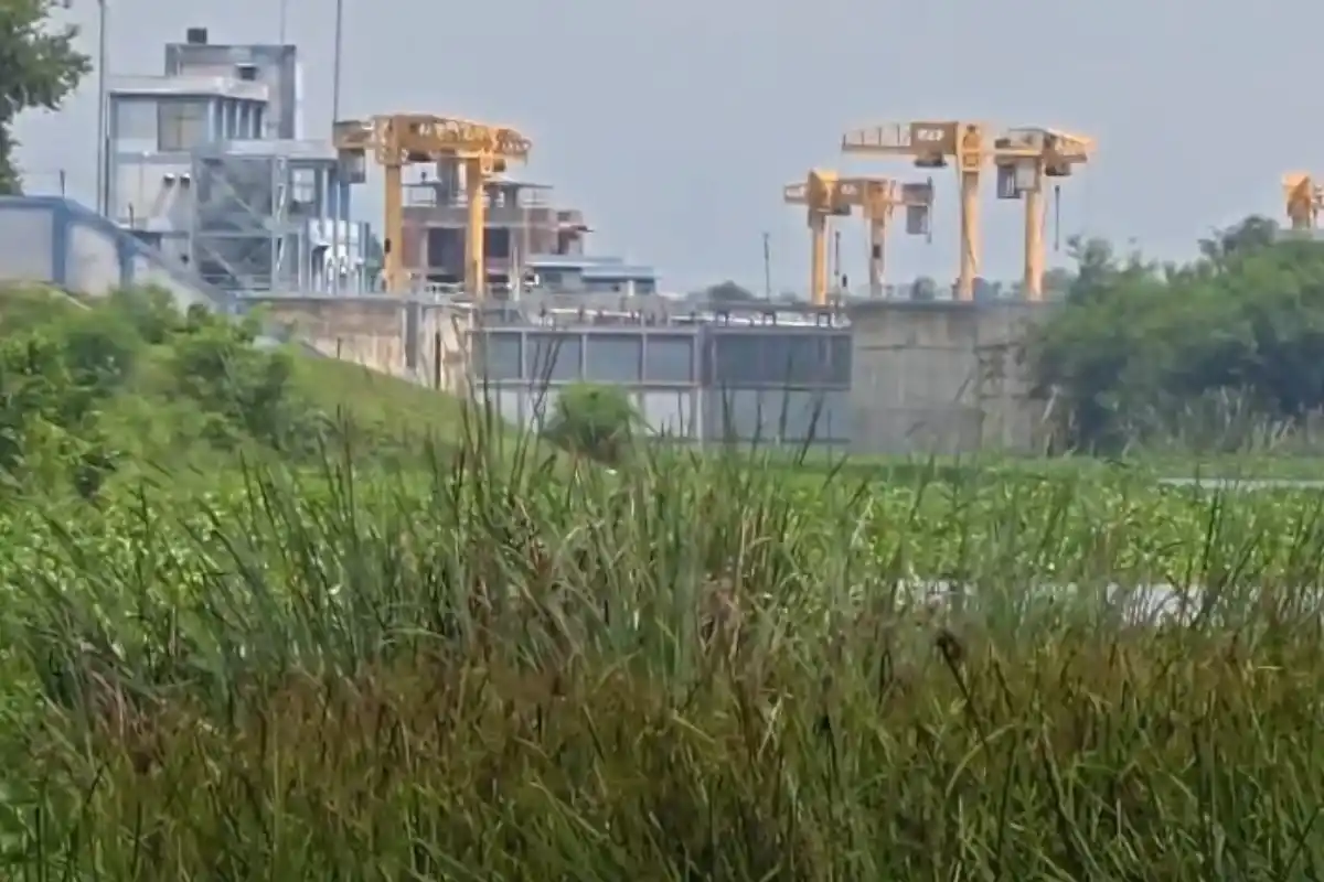 Farakka Jal Marg Vikas Project Jetty Safety: फरक्का के जल मार्ग विकास परियोजना की जेटियों पर सुरक्षा की कमी, यात्रियों ने जताई दुर्घटना की आशंका