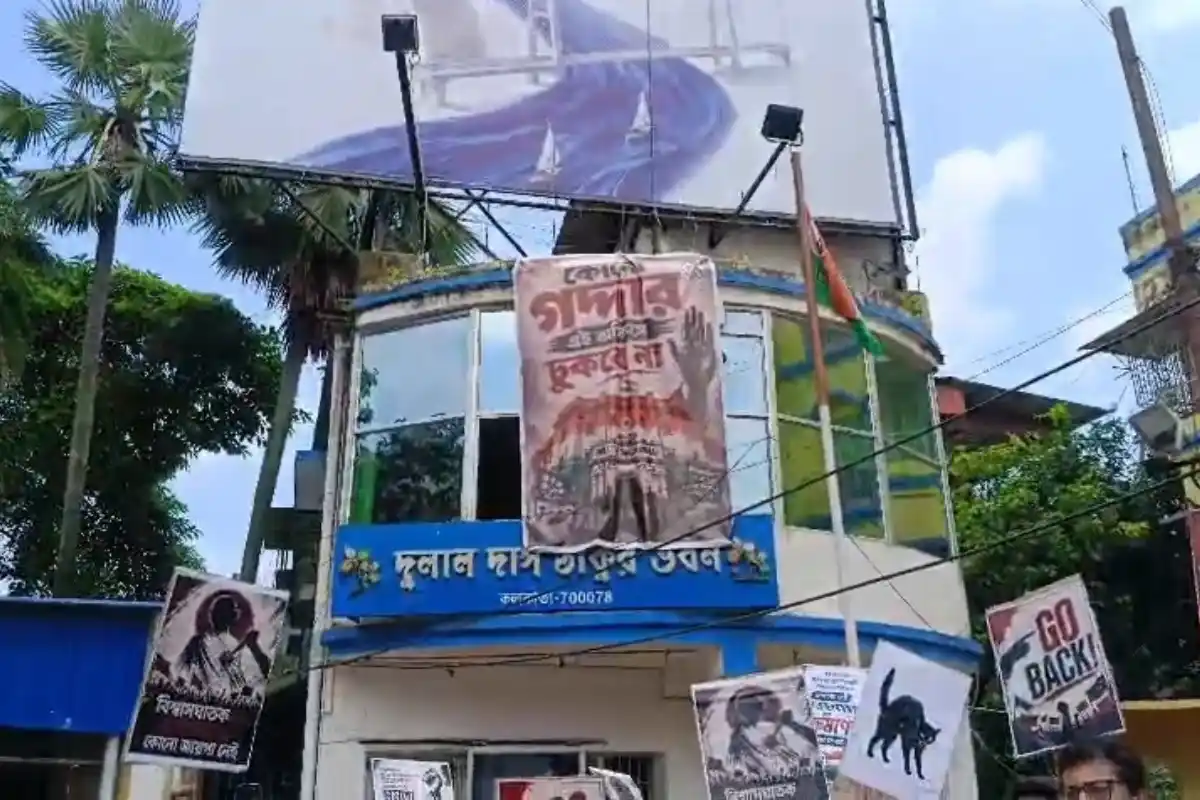 Saayoni Ghosh Jadavpur MP office locked Kolkata protest: सायनी घोष के सांसद कार्यालय पर लगा ताला, तृणमूल कार्यालय में जनसंपर्क को लेकर विरोध