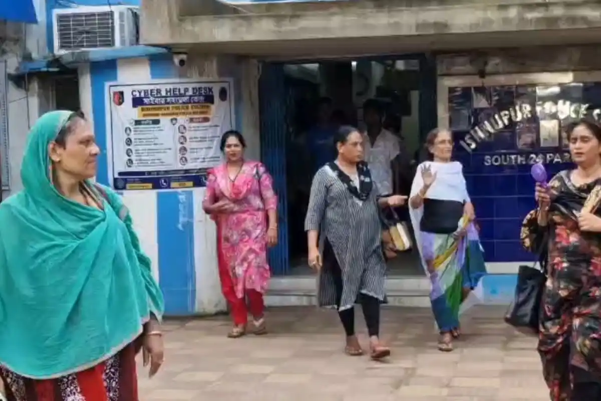 South 24 Parganas Transgender Group Dispute: दक्षिण 24 परगना में किन्नर समूहों के बीच विवाद, थाने के सामने प्रदर्शन कर कार्रवाई की मांग