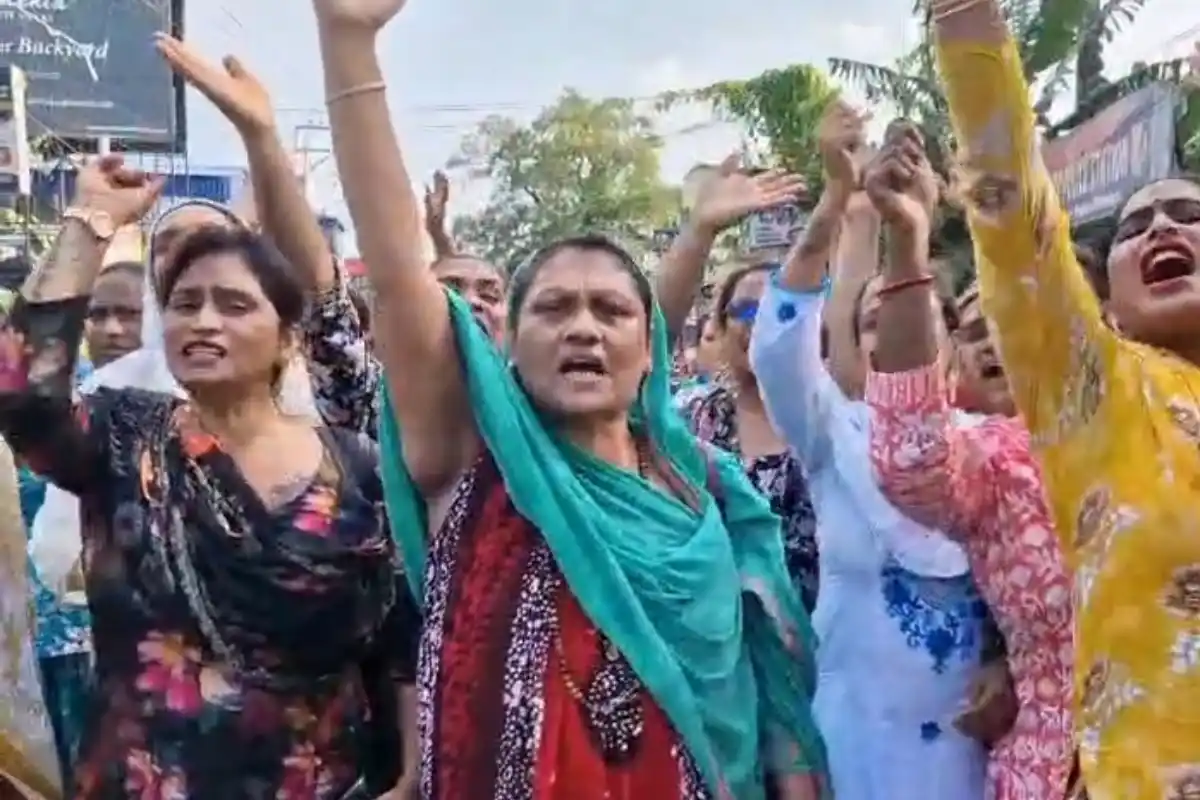 South 24 Parganas Transgender Group Dispute: दक्षिण 24 परगना में किन्नर समूहों के बीच विवाद, थाने के सामने प्रदर्शन कर कार्रवाई की मांग