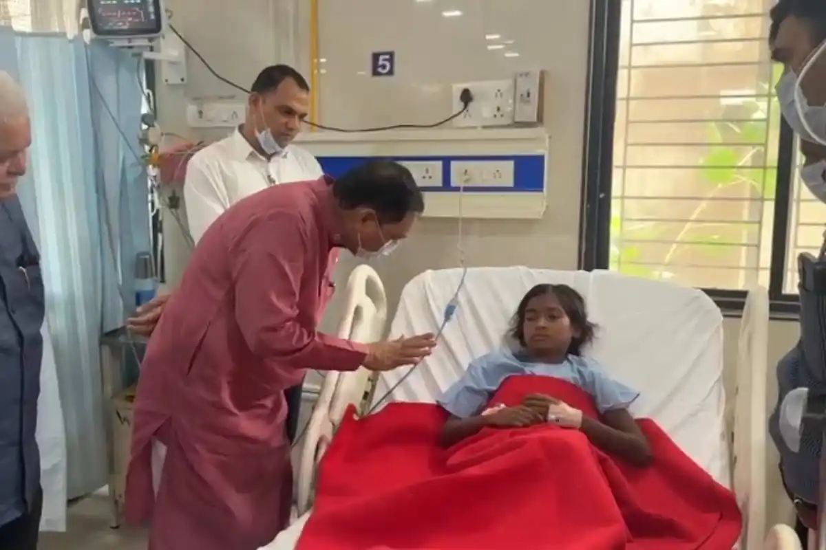 Nagpur snakebite student Deepika Madavi minister hospital visit: सर्पदंश से पीड़ित छात्रा दीपीका मड़ावी से नागपुर मेडिकल में मिले मंत्री अशोक उईके