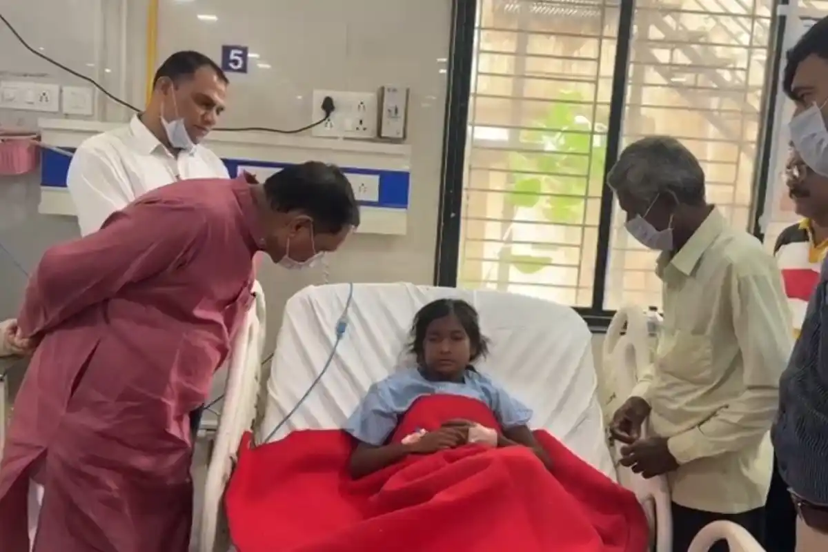 Nagpur snakebite student Deepika Madavi minister hospital visit: सर्पदंश से पीड़ित छात्रा दीपीका मड़ावी से नागपुर मेडिकल में मिले मंत्री अशोक उईके