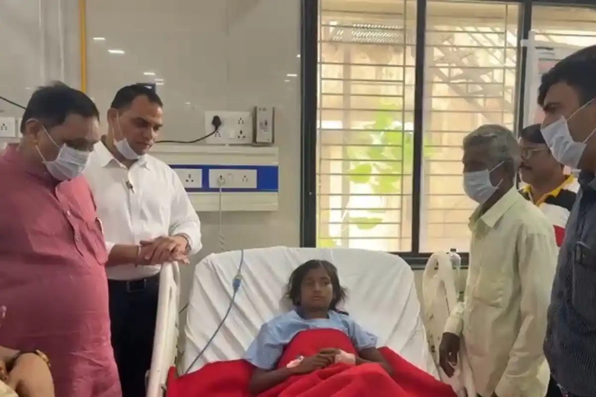 Nagpur snakebite student Deepika Madavi minister hospital visit: सर्पदंश से पीड़ित छात्रा दीपीका मड़ावी से नागपुर मेडिकल में मिले मंत्री अशोक उईके