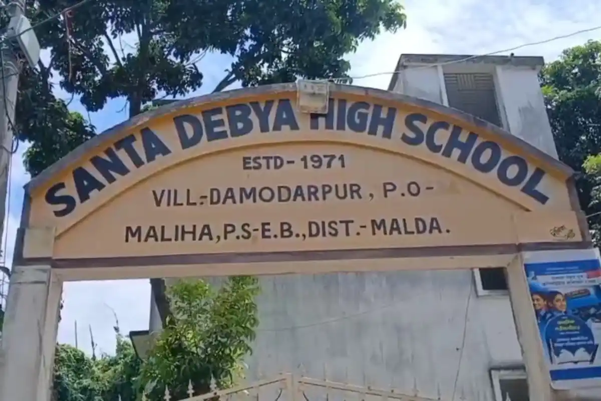 Malda Santa Debya High School closed central forces: केंद्रीय बल के ठहरने से मालदा का स्कूल महीनों से बंद, पढ़ाई और परीक्षा पर असर