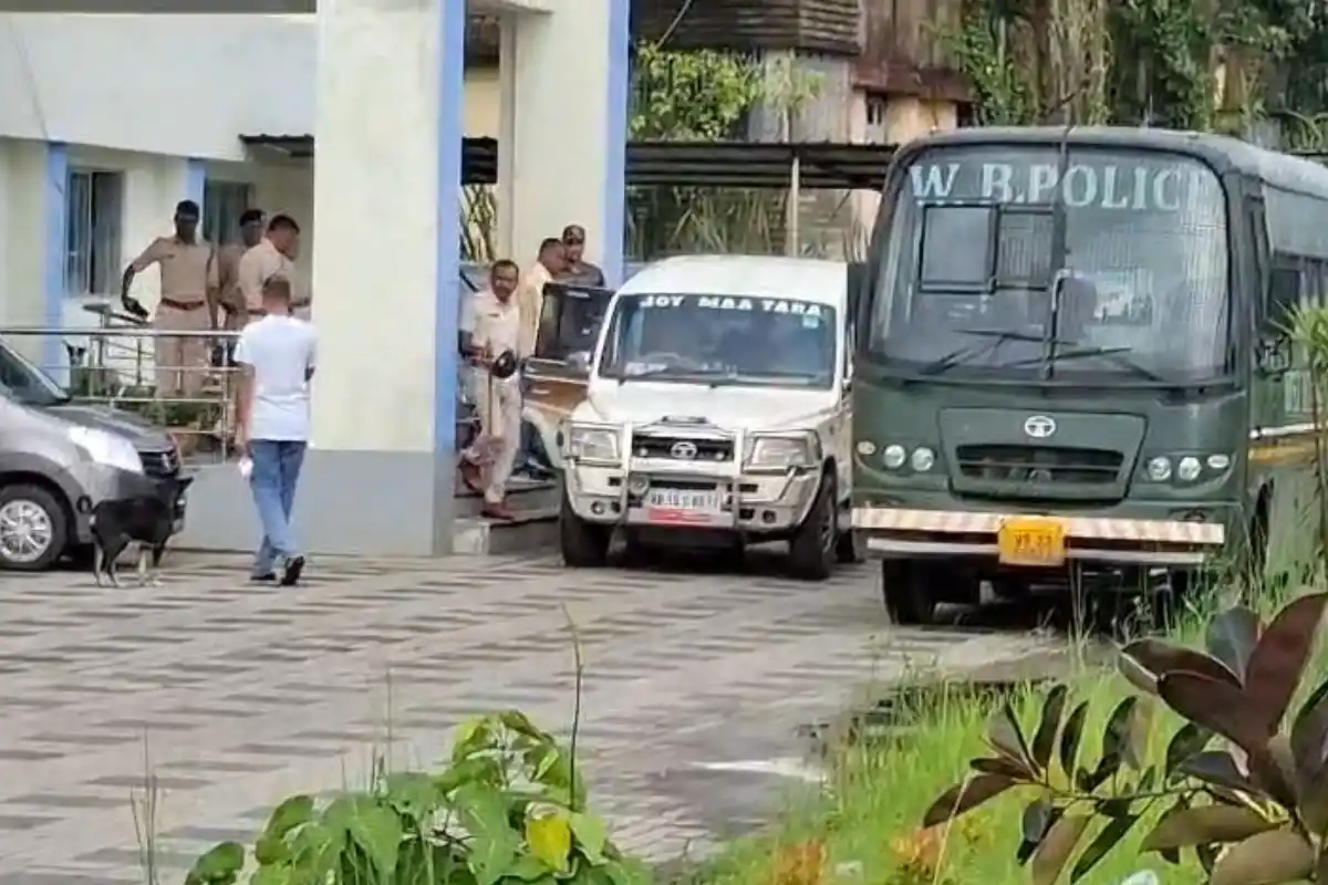 Naihati former TMC MLA Sanat De arrest: नैहाटी में पूर्व तृणमूल विधायक सनत दे की गिरफ्तारी के बाद बढ़ी हलचल, पुलिस ने इलाके में घुमाया