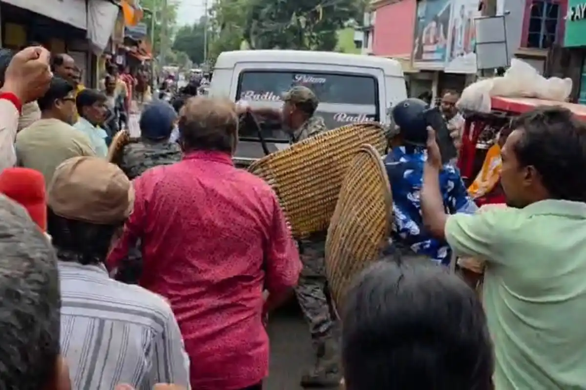 Naihati former TMC MLA Sanat De arrest: नैहाटी में पूर्व तृणमूल विधायक सनत दे की गिरफ्तारी के बाद बढ़ी हलचल, पुलिस ने इलाके में घुमाया