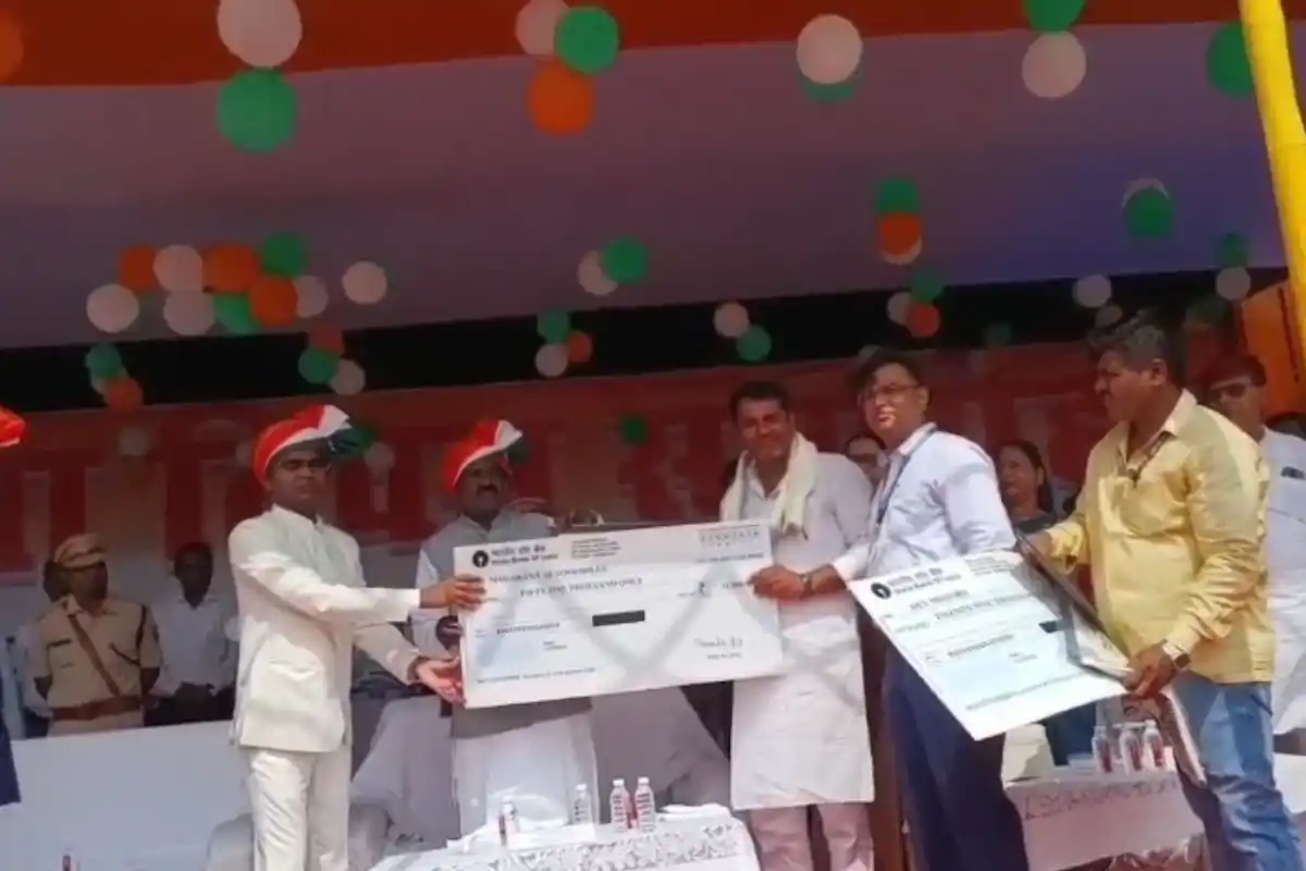 Siwan Independence Day Gandhi Maidan Flag Hoisting: सीवान के गांधी मैदान में शान से लहराया तिरंगा, स्वतंत्रता सेनानी मुंशी सिंह का हुआ सम्मान