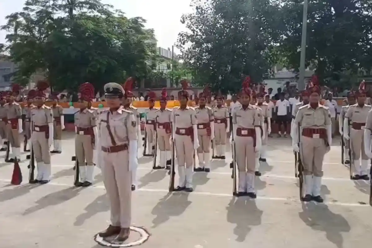 Siwan Independence Day Gandhi Maidan Flag Hoisting: सीवान के गांधी मैदान में शान से लहराया तिरंगा, स्वतंत्रता सेनानी मुंशी सिंह का हुआ सम्मान