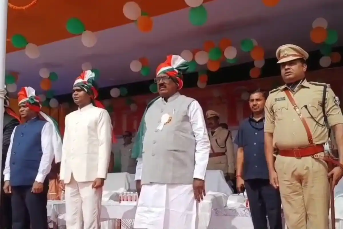 Siwan Independence Day Gandhi Maidan Flag Hoisting: सीवान के गांधी मैदान में शान से लहराया तिरंगा, स्वतंत्रता सेनानी मुंशी सिंह का हुआ सम्मान
