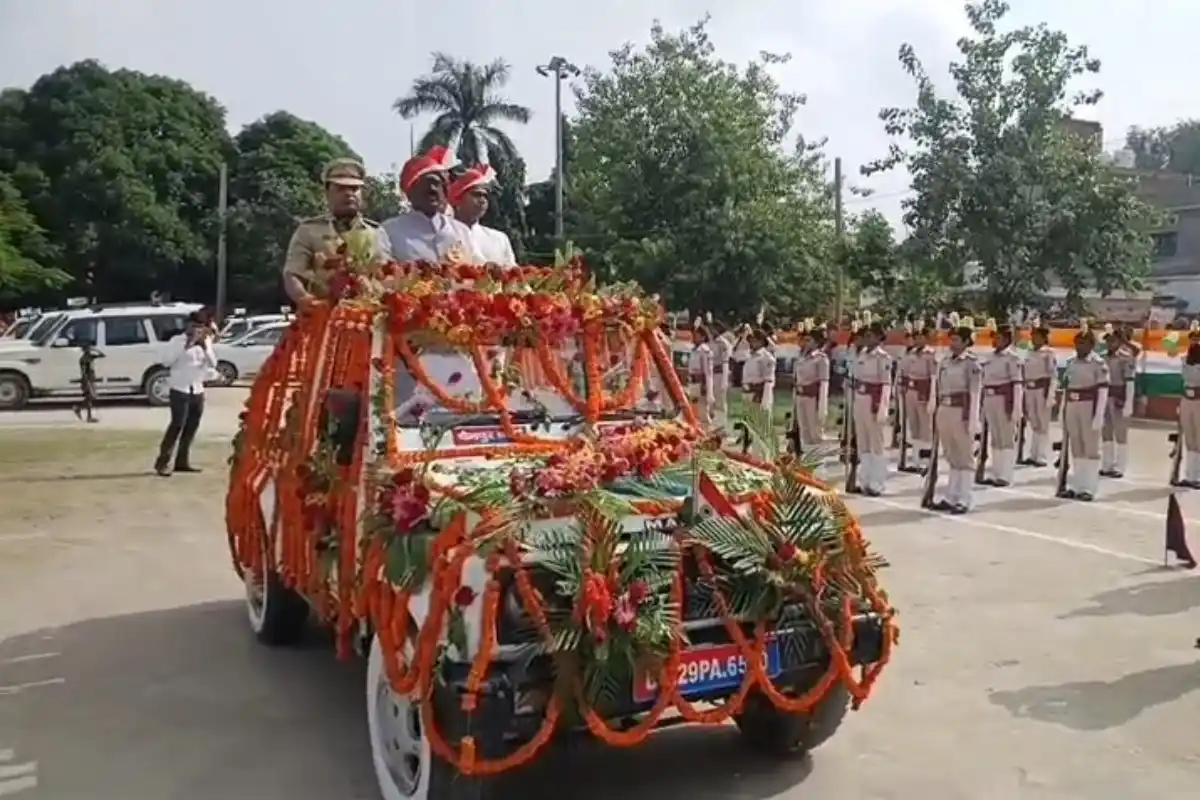 Siwan Independence Day Gandhi Maidan Flag Hoisting: सीवान के गांधी मैदान में शान से लहराया तिरंगा, स्वतंत्रता सेनानी मुंशी सिंह का हुआ सम्मान