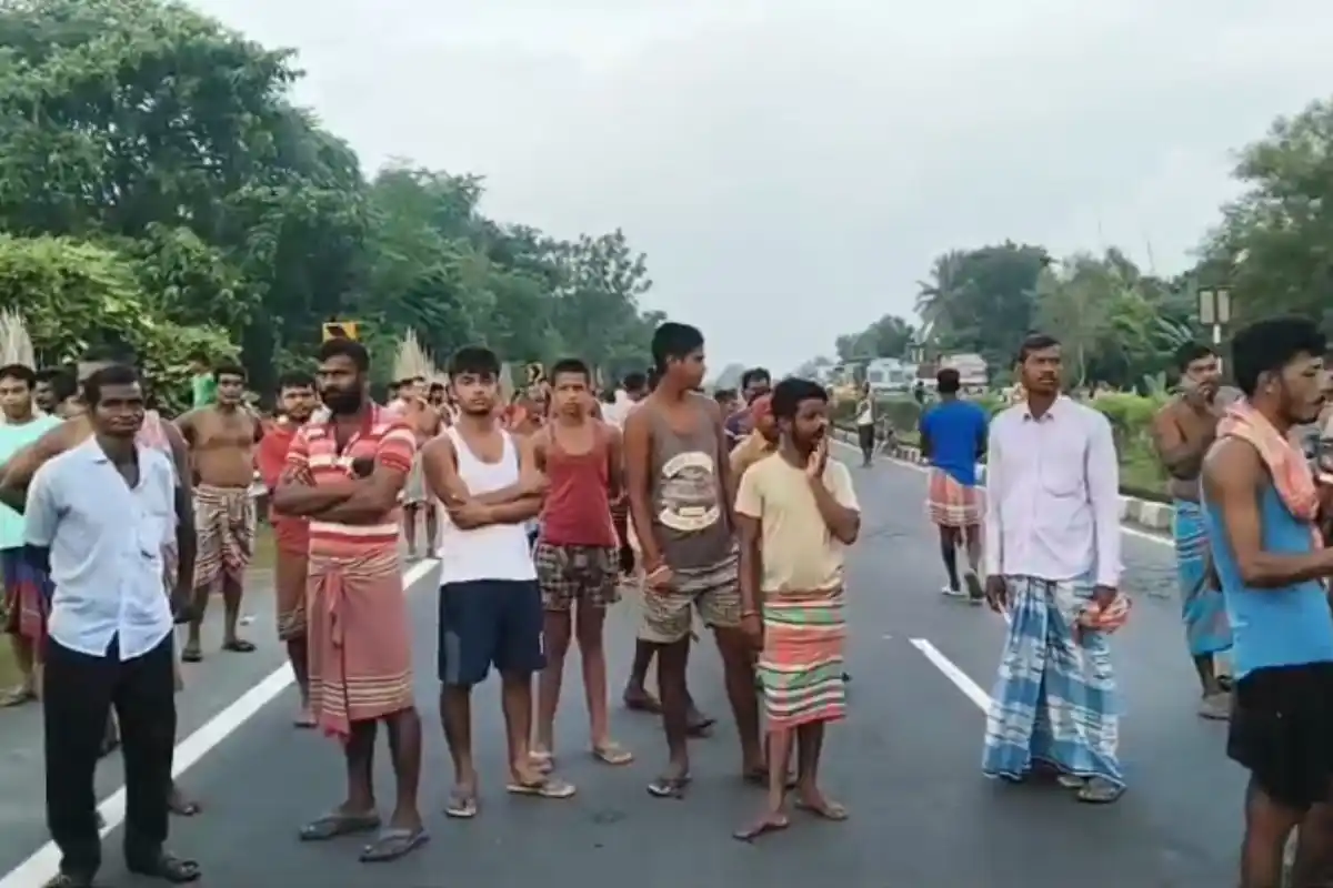 Gazole National Highway Lorry Fire: गाजोल में राष्ट्रीय राजमार्ग पर चलते लोरी में लगी भीषण आग, डेढ़ घंटे बाद पहुंची दमकल