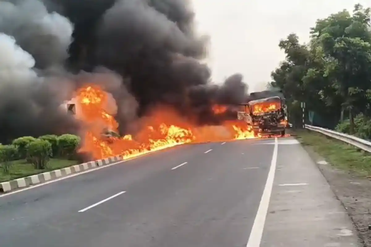 Gazole National Highway Lorry Fire: गाजोल में राष्ट्रीय राजमार्ग पर चलते लोरी में लगी भीषण आग, डेढ़ घंटे बाद पहुंची दमकल
