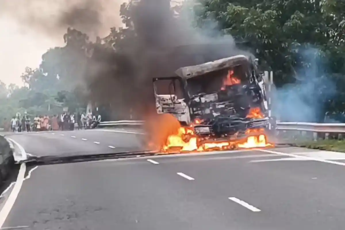 Gazole National Highway Lorry Fire: गाजोल में राष्ट्रीय राजमार्ग पर चलते लोरी में लगी भीषण आग, डेढ़ घंटे बाद पहुंची दमकल
