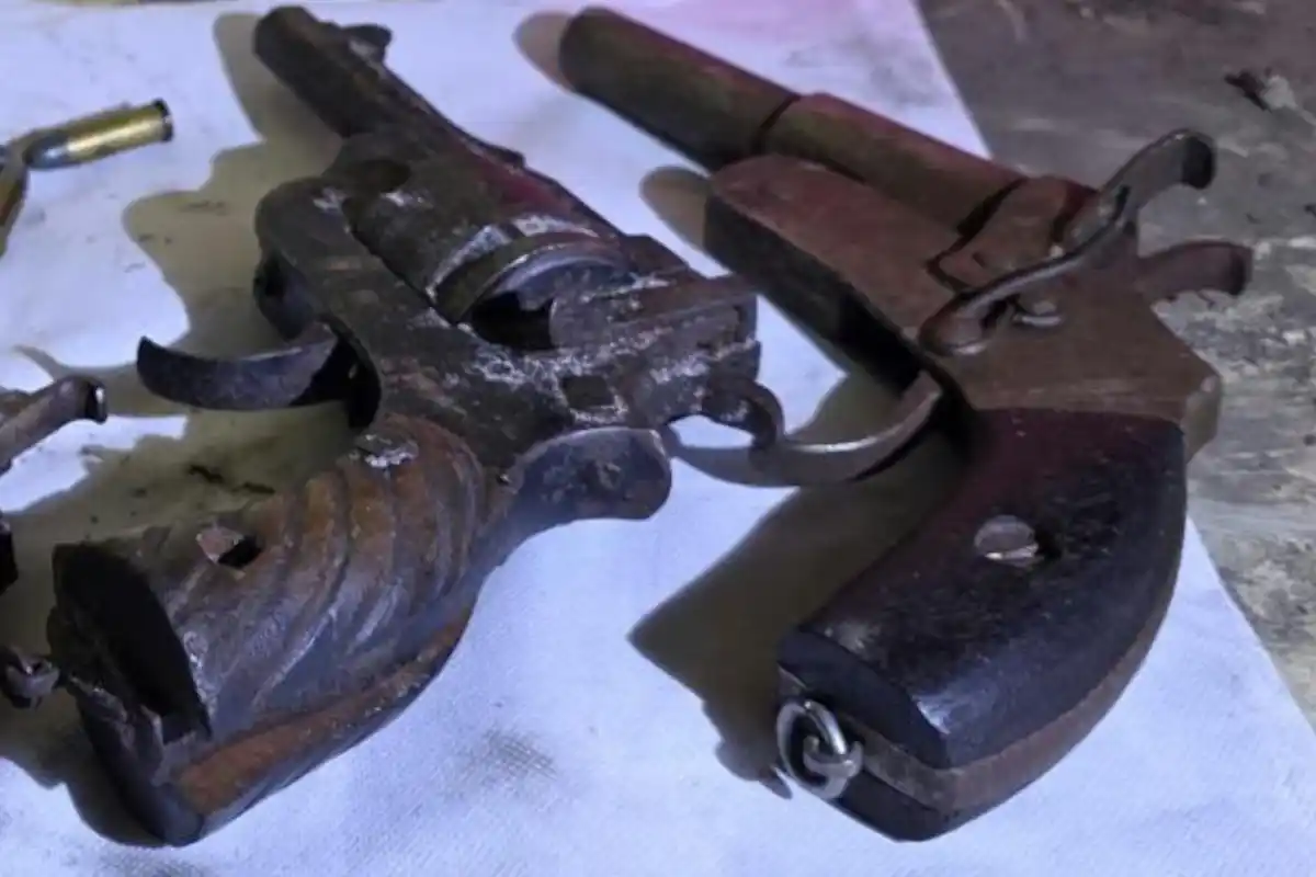 Prempal Singh Jamuria Illegal Arms Recovered: प्रेमपाल से पूछताछ के बाद जामुड़िया में अवैध हथियारों का बड़ा जखीरा बरामद, पिस्तौल-रिवॉल्वर और कारतूस मिले