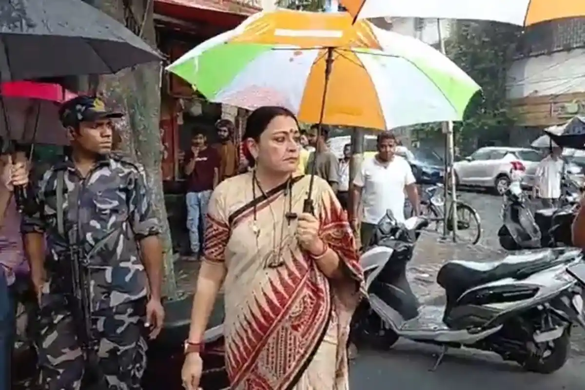 Agnimitra Paul Park Circus Dustbin Installation: कोलकाता के पार्क सर्कस में अग्निमित्रा पाल की अगुवाई में लगाए गए कूड़ेदान, एक तारीख से गंदगी फैलाने पर लगेगा जुर्माना