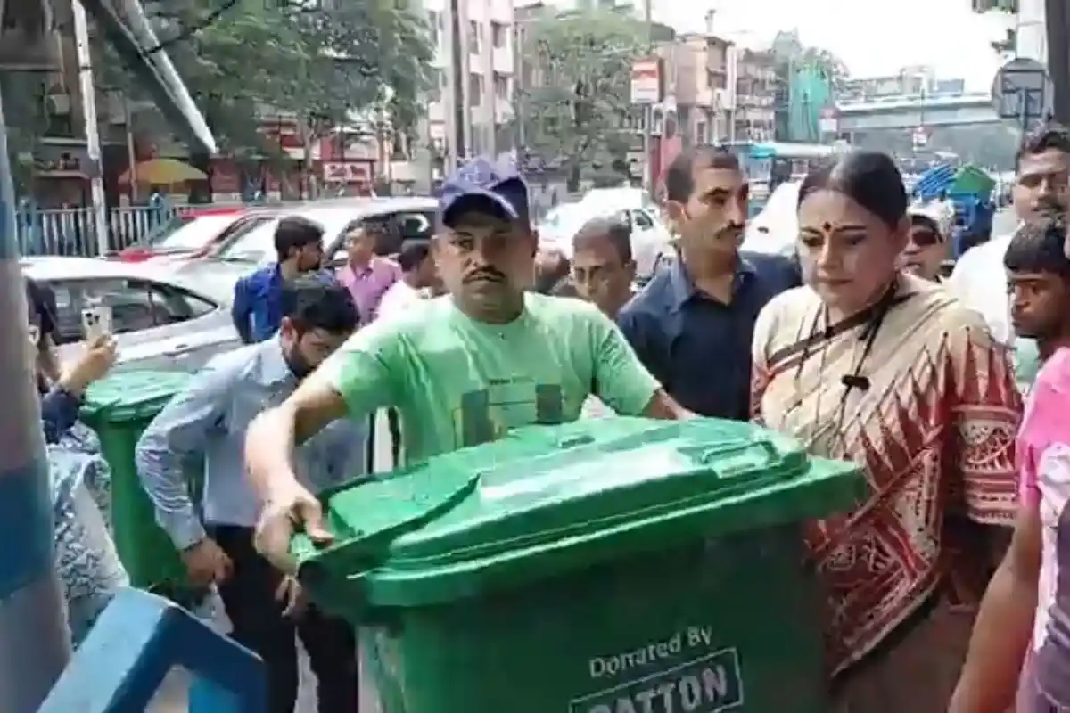 Agnimitra Paul Park Circus Dustbin Installation: कोलकाता के पार्क सर्कस में अग्निमित्रा पाल की अगुवाई में लगाए गए कूड़ेदान, एक तारीख से गंदगी फैलाने पर लगेगा जुर्माना