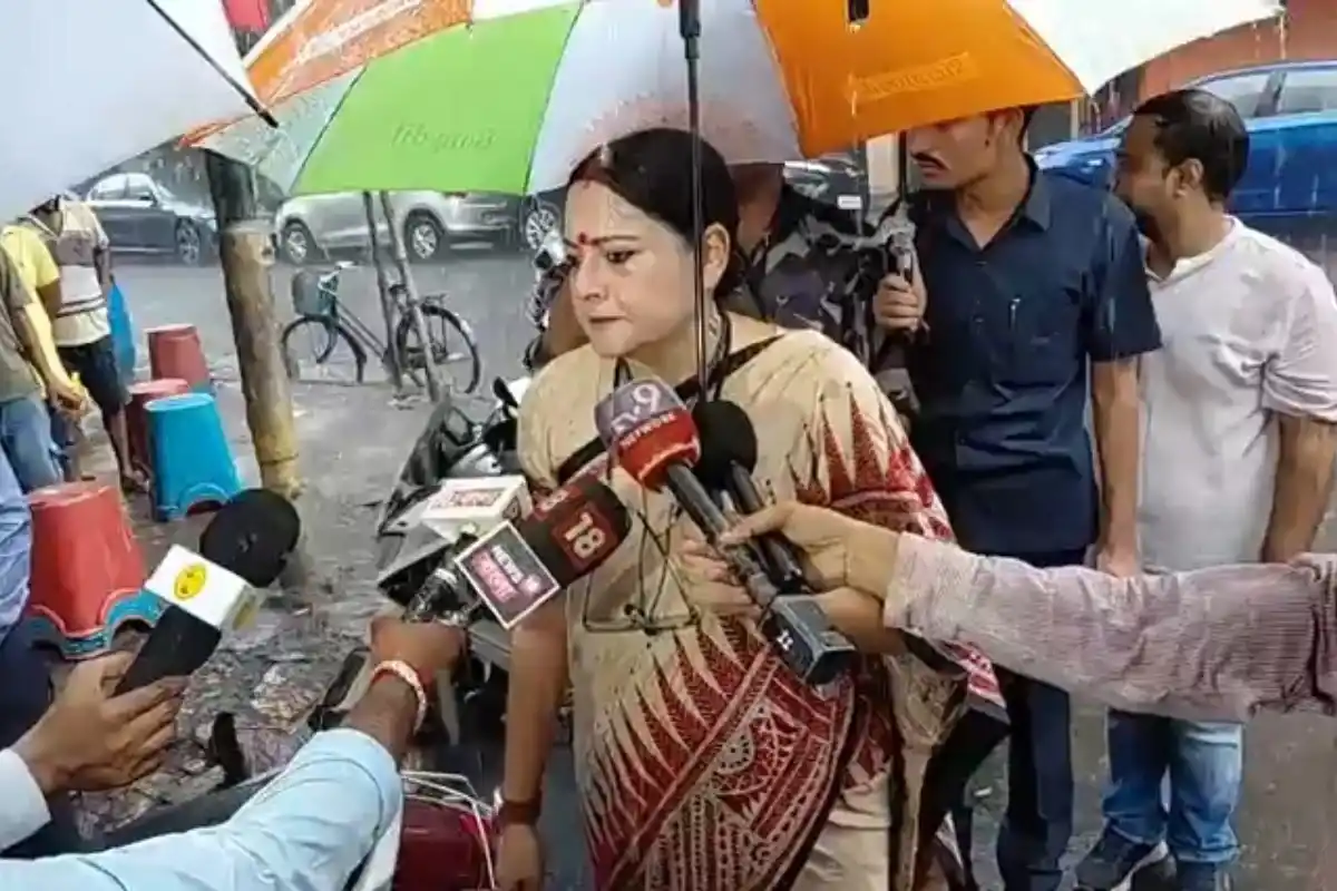 Agnimitra Paul Park Circus Dustbin Installation: कोलकाता के पार्क सर्कस में अग्निमित्रा पाल की अगुवाई में लगाए गए कूड़ेदान, एक तारीख से गंदगी फैलाने पर लगेगा जुर्माना
