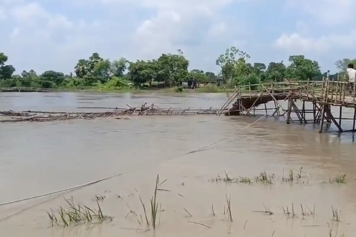 Howrah Kulia Bamboo Bridge Washed Away: मंदेश्वरी नदी में बहा कुलिया का बांस का पुल, हावड़ा के द्वीप क्षेत्र के करीब 50 हजार लोगों की बढ़ी परेशानी