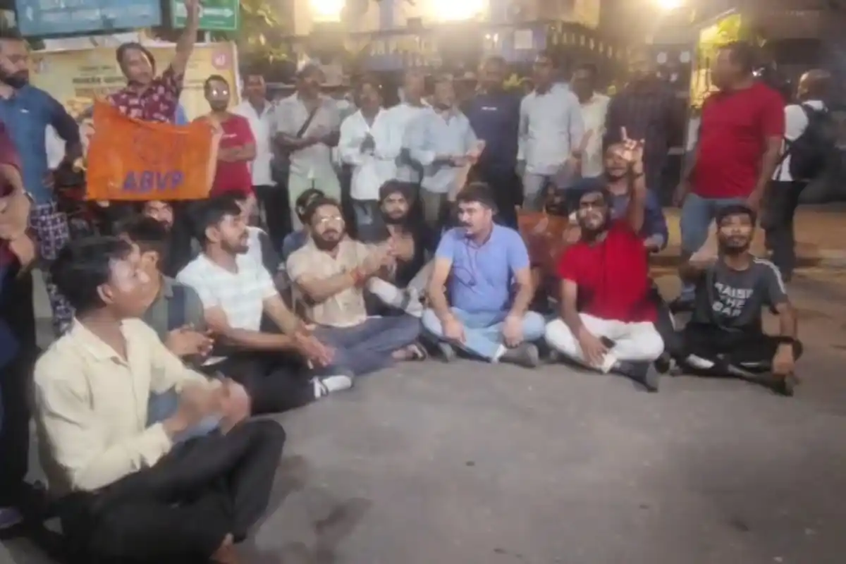 Jadavpur University SFI ABVP clash: कोलकाता के जादवपुर विश्वविद्यालय में आम बैठक को लेकर एसएफआई-एबीवीपी समर्थकों में झड़प, दोनों पक्षों के कई छात्र घायल