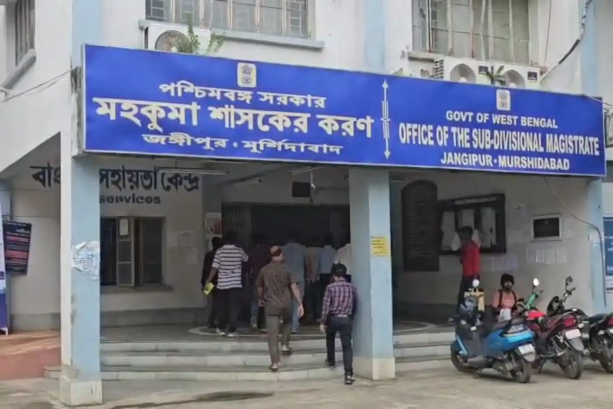Murshidabad Jangipur Annapurna Yojana Women Protest: जंगीपुर नगर पालिका में अन्नपूर्णा योजना का पैसा नहीं मिलने पर महिलाओं का प्रदर्शन, पुलिस ने संभाली स्थिति