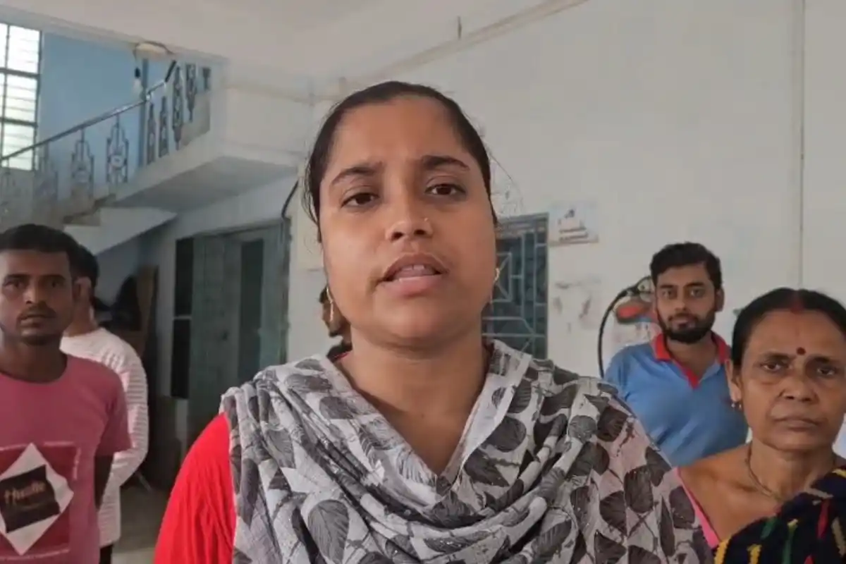 Murshidabad Jangipur Annapurna Yojana Women Protest: जंगीपुर नगर पालिका में अन्नपूर्णा योजना का पैसा नहीं मिलने पर महिलाओं का प्रदर्शन, पुलिस ने संभाली स्थिति