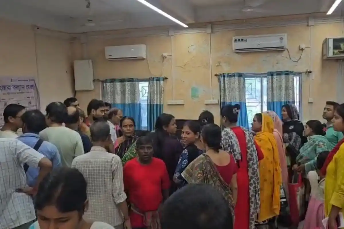 Murshidabad Jangipur Annapurna Yojana Women Protest: जंगीपुर नगर पालिका में अन्नपूर्णा योजना का पैसा नहीं मिलने पर महिलाओं का प्रदर्शन, पुलिस ने संभाली स्थिति