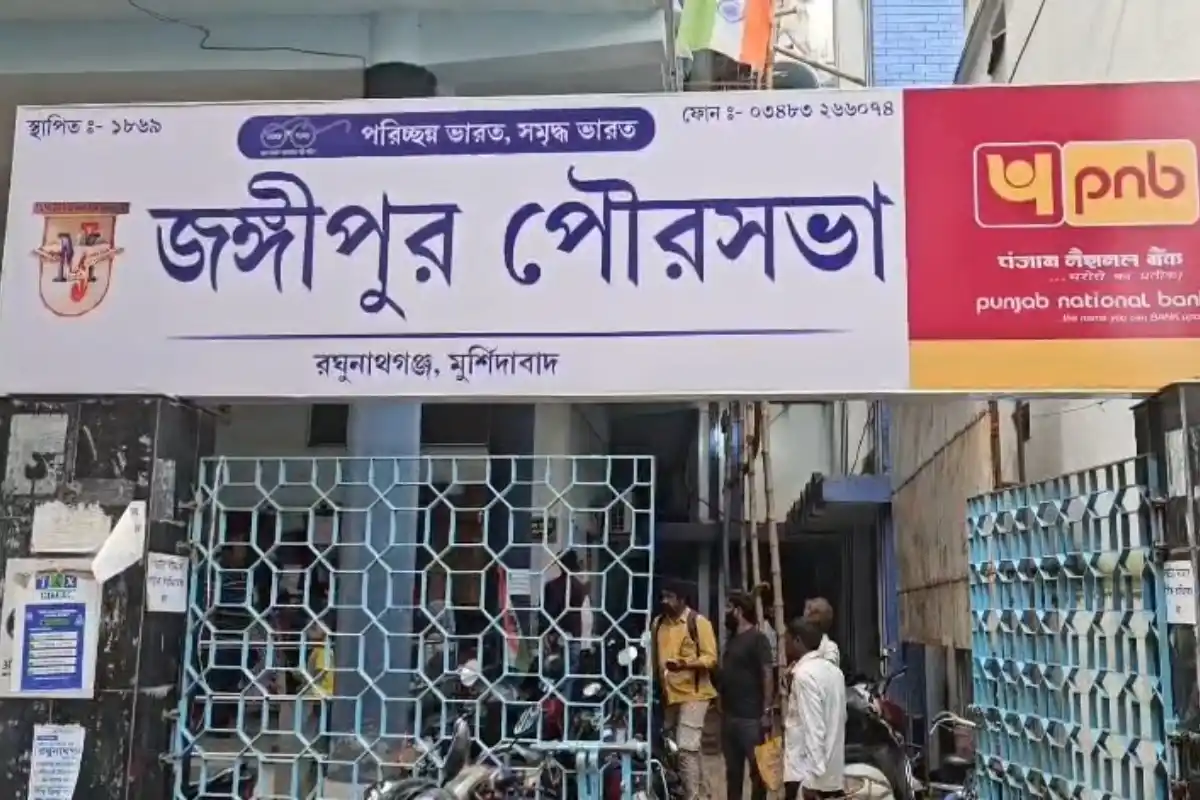 Murshidabad Jangipur Annapurna Yojana Women Protest: जंगीपुर नगर पालिका में अन्नपूर्णा योजना का पैसा नहीं मिलने पर महिलाओं का प्रदर्शन, पुलिस ने संभाली स्थिति