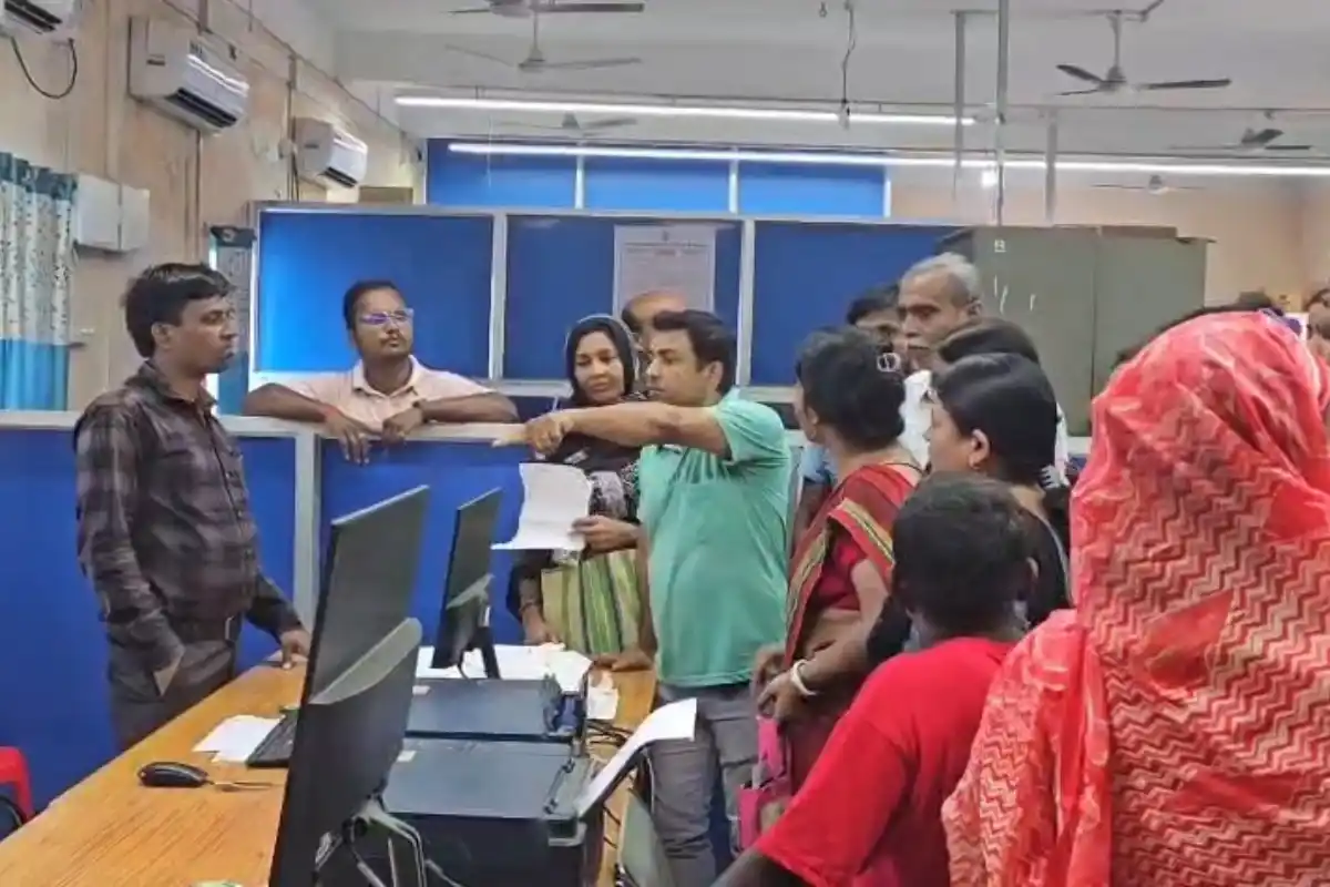 Murshidabad Jangipur Annapurna Yojana Women Protest: जंगीपुर नगर पालिका में अन्नपूर्णा योजना का पैसा नहीं मिलने पर महिलाओं का प्रदर्शन, पुलिस ने संभाली स्थिति