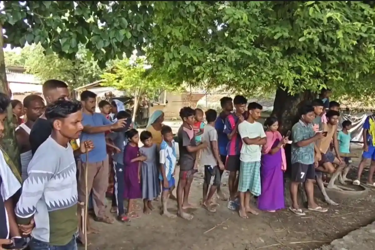 Jhargam Garigram Python Rescue: झाड़ग्राम के गड़ीग्राम में पानी पंप के कमरे से मिला विशाल अजगर, सुरक्षित बचाकर वन विभाग को सौंपा गया