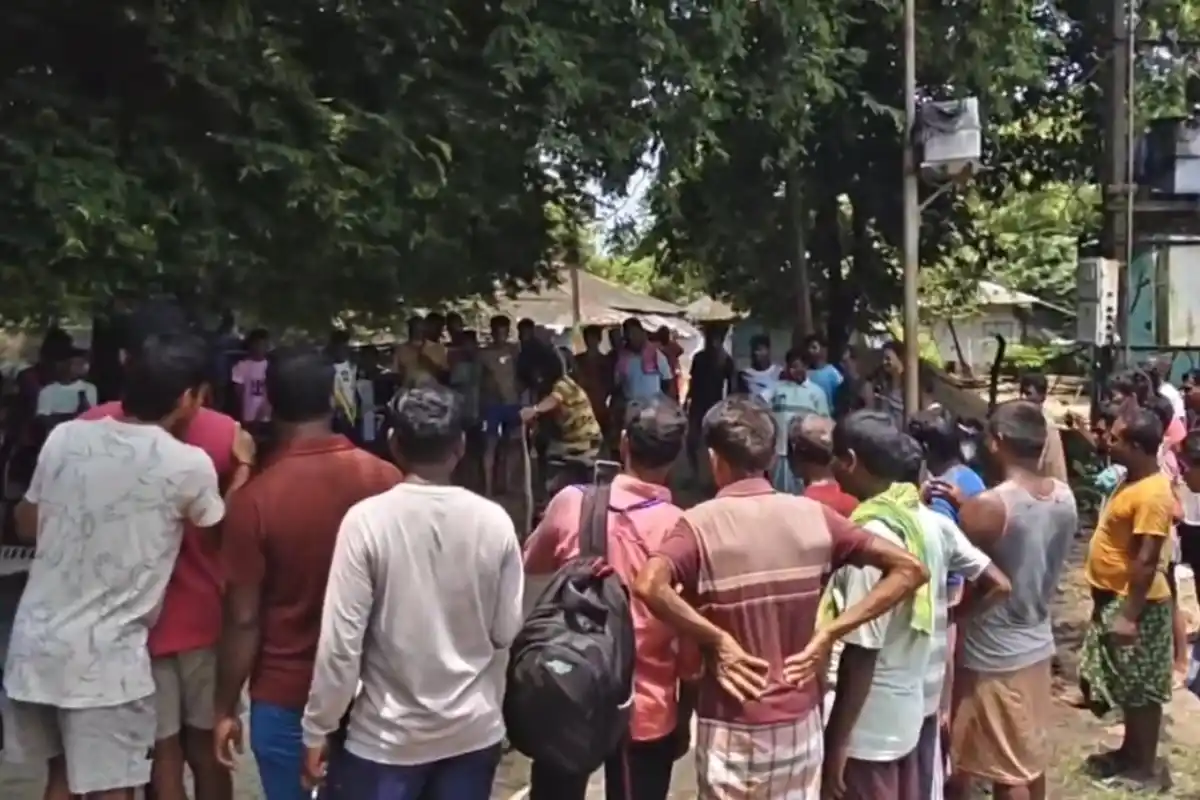 Jhargam Garigram Python Rescue: झाड़ग्राम के गड़ीग्राम में पानी पंप के कमरे से मिला विशाल अजगर, सुरक्षित बचाकर वन विभाग को सौंपा गया