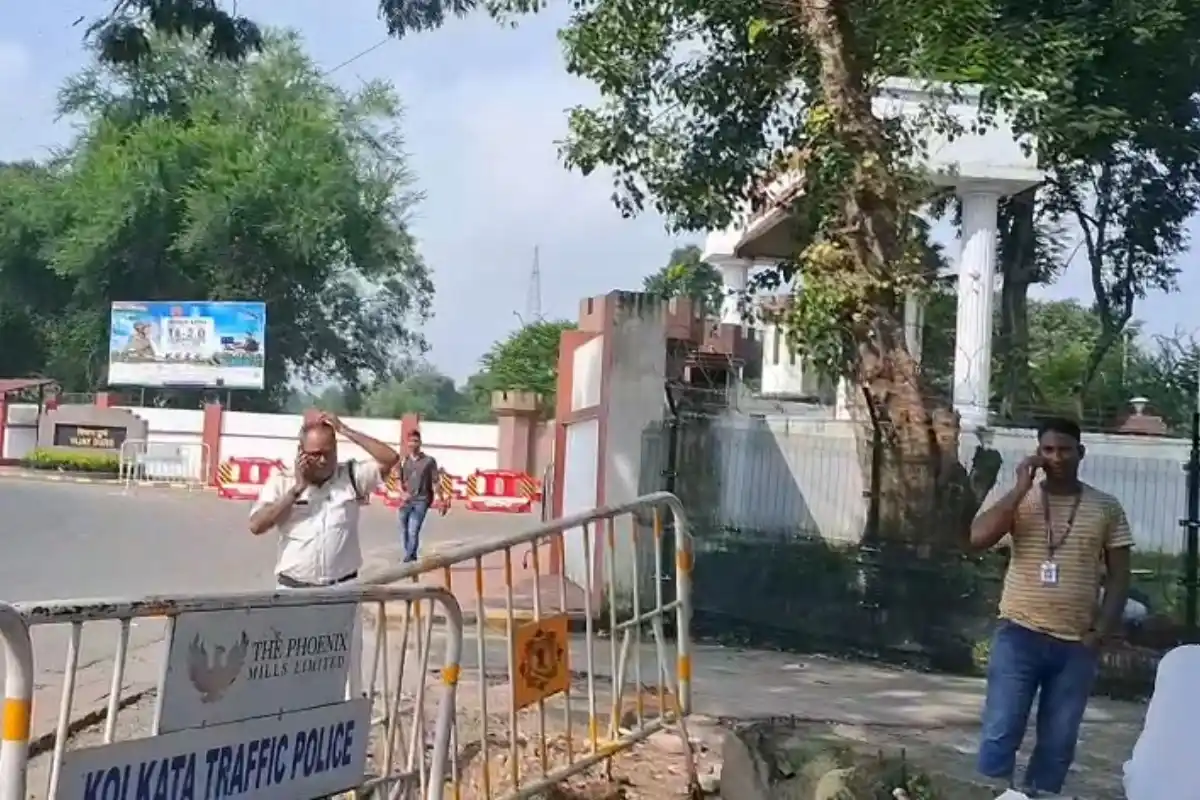 Kolkata Fort William Wall Damage: कोलकाता में फोर्ट विलियम के मुख्य द्वार के सामने सड़क की सफेद दीवार टूटी, सीसीटीवी देख रही पुलिस