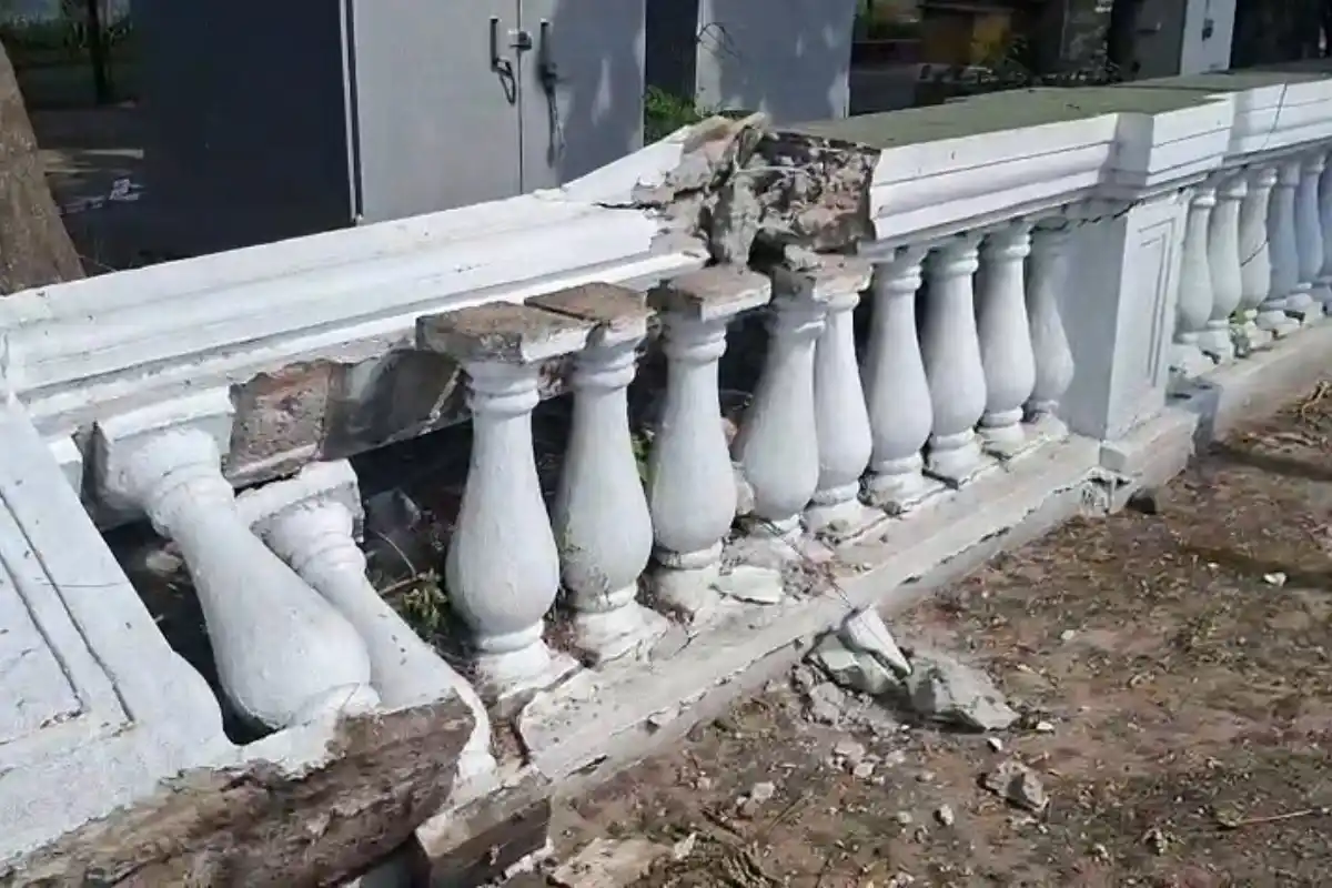 Kolkata Fort William Wall Damage: कोलकाता में फोर्ट विलियम के मुख्य द्वार के सामने सड़क की सफेद दीवार टूटी, सीसीटीवी देख रही पुलिस