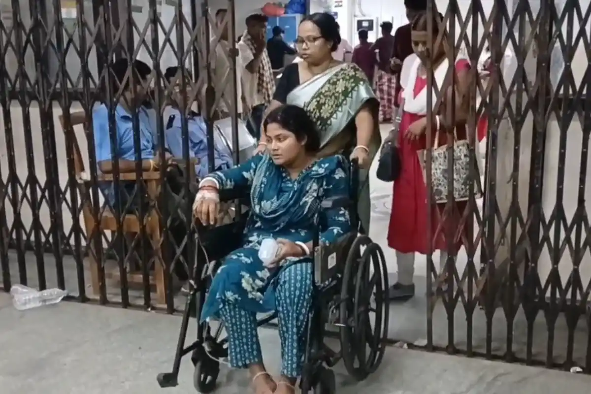 Malda Jagdala High School Certificate Dispute: मालदा के जगदला हाईस्कूल में प्रमाण पत्र विवाद के बाद मारपीट, महिला गैर-शिक्षक कर्मचारी ने लगाए गंभीर आरोप