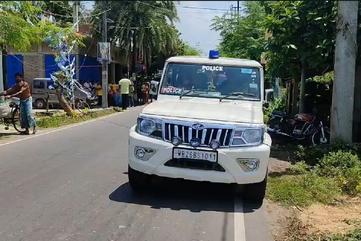 Haroa Live Bomb Recovered: हाड़ोवा के ज्यांगालाटी गांव में सड़क किनारे मिला ताजा बम, जांच में जुटी पुलिस
