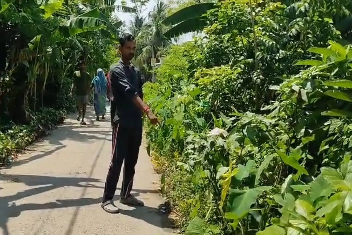 Haroa Live Bomb Recovered: हाड़ोवा के ज्यांगालाटी गांव में सड़क किनारे मिला ताजा बम, जांच में जुटी पुलिस