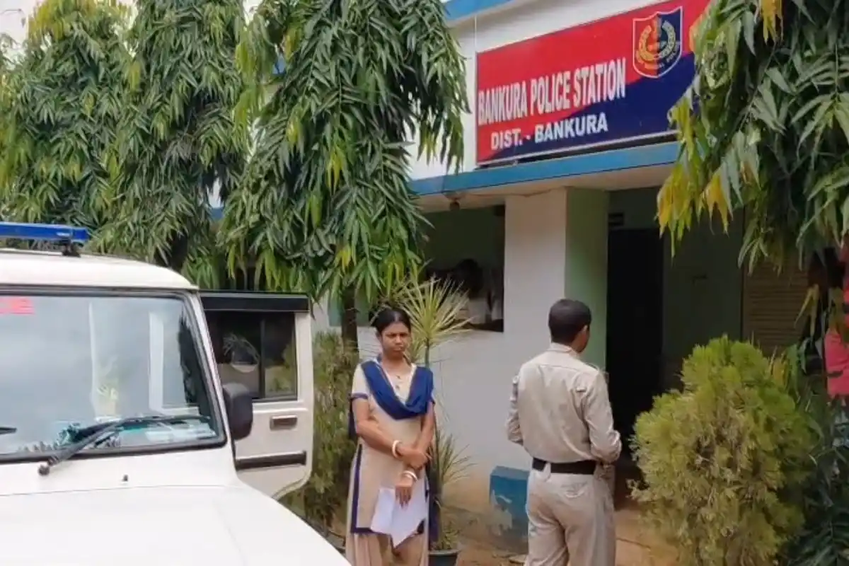 Bankura Kethardanga Banned Cough Syrup Drugs Seized: बांकुड़ा के केठारडांगा में बड़ी मात्रा में प्रतिबंधित कफ सिरप और नशीली गोलियां बरामद, मुख्य आरोपी गिरफ्तार