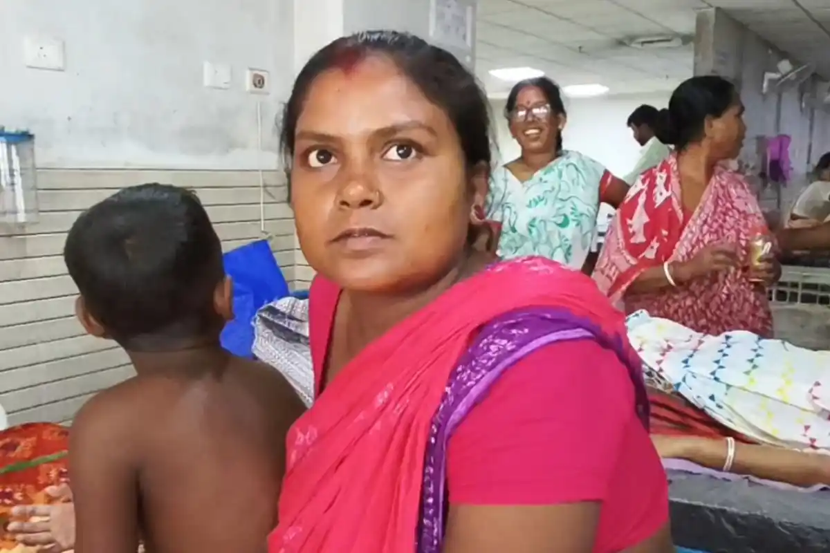Malda Medical College Hospital Rat Problem: मालदा मेडिकल कॉलेज अस्पताल में चूहों से मरीज परेशान, बिस्तरों के पास लगाए गए पकड़ने के यंत्र