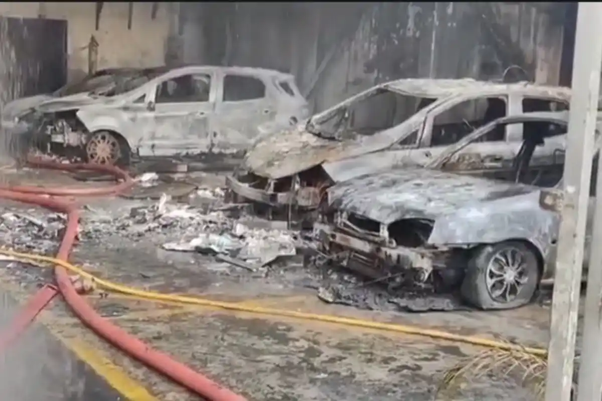 Kolkata Airport Car Showroom Fire 30 Cars Burnt: कोलकाता विमानबंदर के पास कार शोरूम में भीषण आग, करीब 30 गाड़ियां जलकर राख