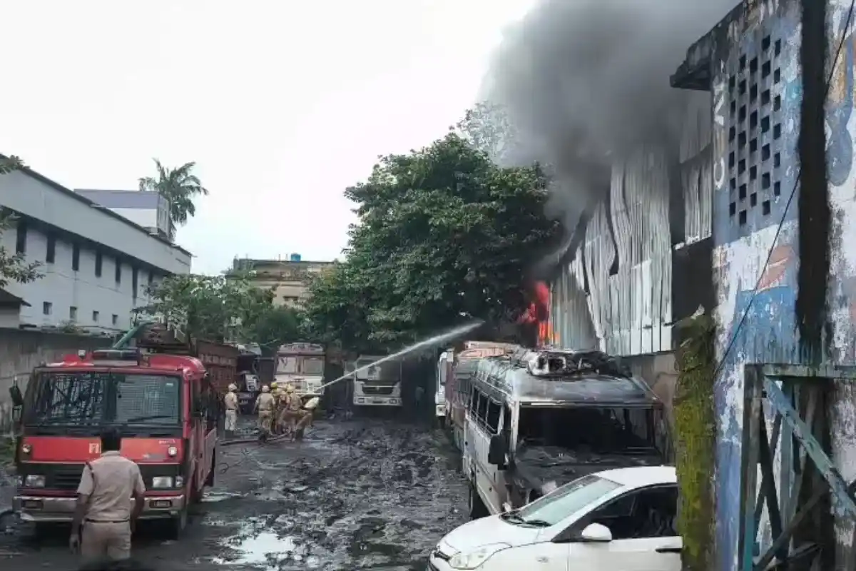 Kolkata Airport Car Showroom Fire 30 Cars Burnt: कोलकाता विमानबंदर के पास कार शोरूम में भीषण आग, करीब 30 गाड़ियां जलकर राख