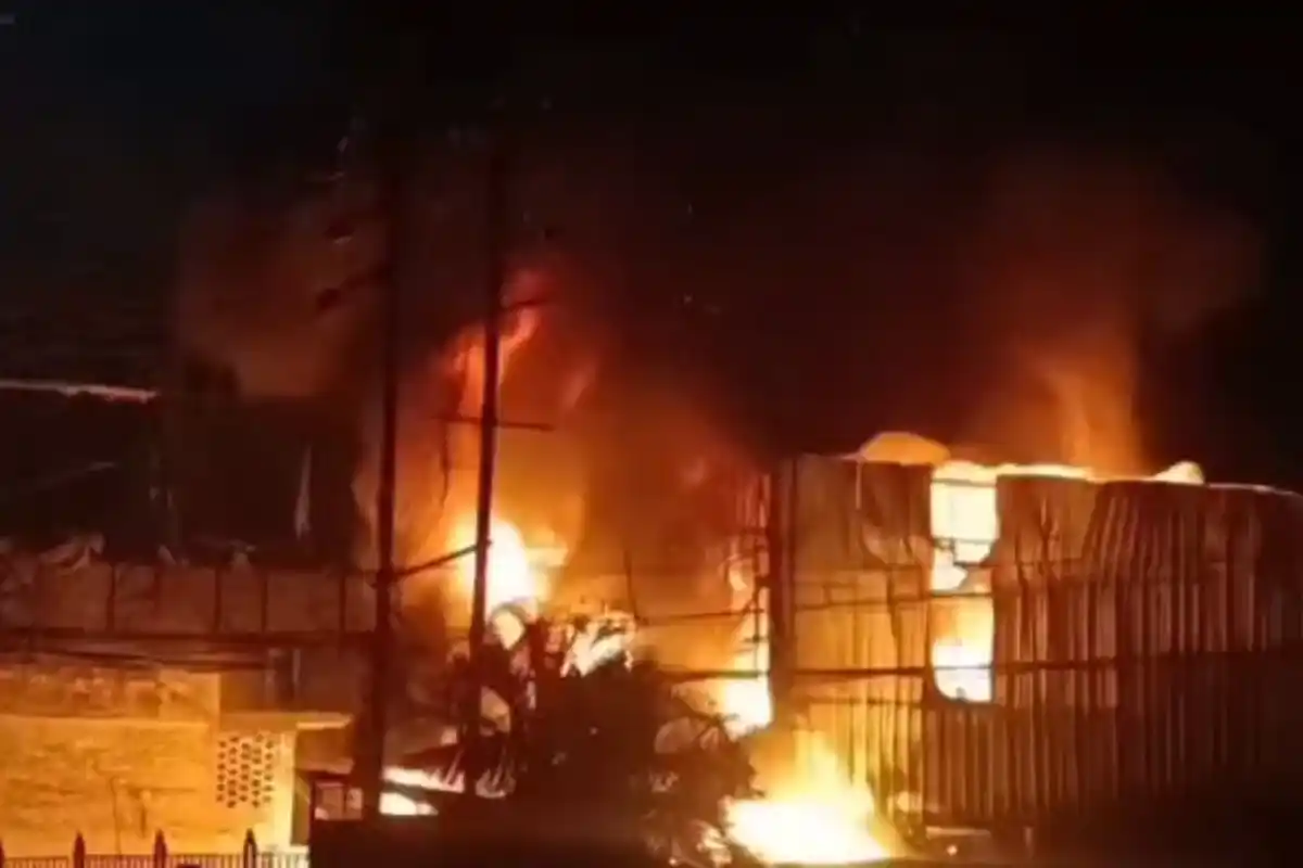Kolkata Airport Car Showroom Fire 30 Cars Burnt: कोलकाता विमानबंदर के पास कार शोरूम में भीषण आग, करीब 30 गाड़ियां जलकर राख
