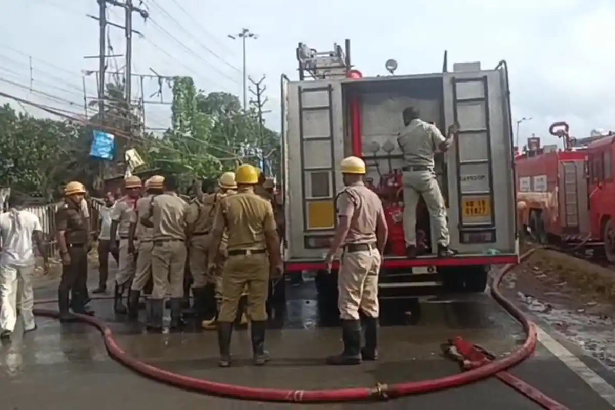 Kolkata Airport Car Showroom Fire 30 Cars Burnt: कोलकाता विमानबंदर के पास कार शोरूम में भीषण आग, करीब 30 गाड़ियां जलकर राख
