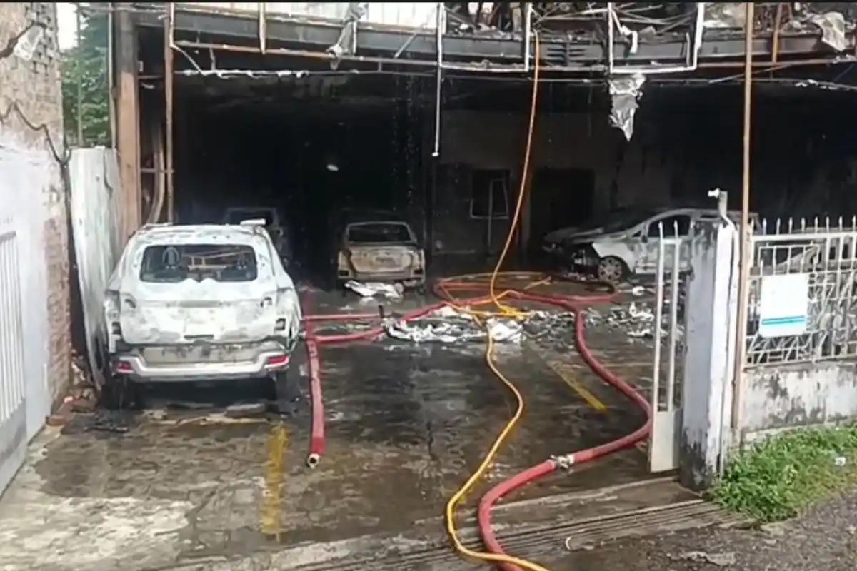 Kolkata Airport Car Showroom Fire 30 Cars Burnt: कोलकाता विमानबंदर के पास कार शोरूम में भीषण आग, करीब 30 गाड़ियां जलकर राख