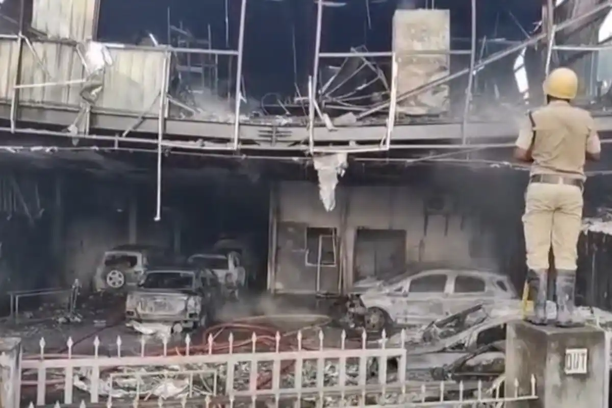 Kolkata Airport Car Showroom Fire 30 Cars Burnt: कोलकाता विमानबंदर के पास कार शोरूम में भीषण आग, करीब 30 गाड़ियां जलकर राख