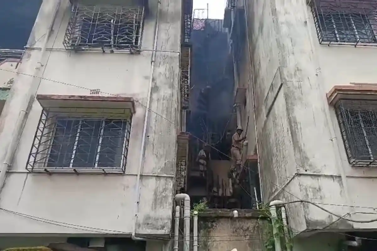 Howrah Andul Mauri Building Fire: हावड़ा के आंदुल मौरी में बहुमंजिला इमारत के फ्लैट में भीषण आग, धुएं के बीच कुछ लोगों के फंसे होने की खबर