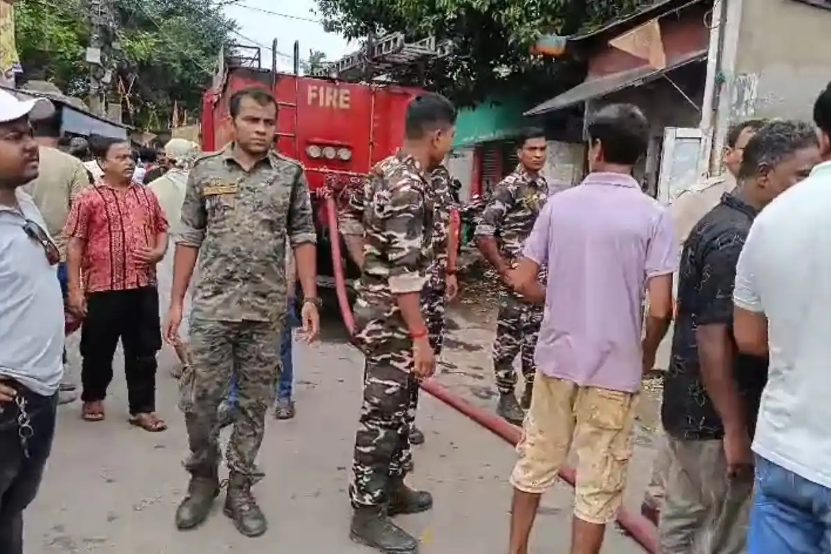 Howrah Andul Mauri Building Fire: हावड़ा के आंदुल मौरी में बहुमंजिला इमारत के फ्लैट में भीषण आग, धुएं के बीच कुछ लोगों के फंसे होने की खबर