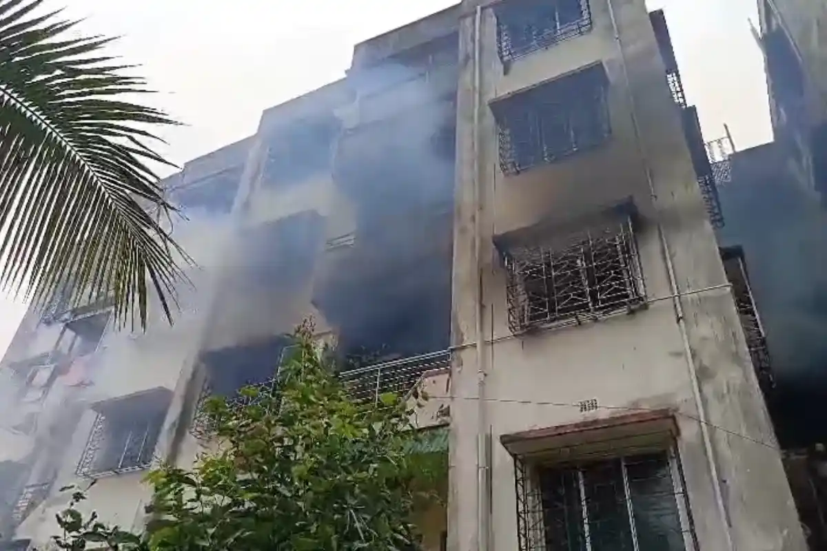 Howrah Andul Mauri Building Fire: हावड़ा के आंदुल मौरी में बहुमंजिला इमारत के फ्लैट में भीषण आग, धुएं के बीच कुछ लोगों के फंसे होने की खबर