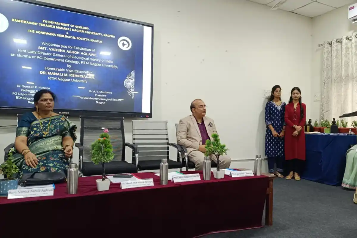 Varsha Aglawe first woman Director General GSI Nagpur: नागपुर विश्वविद्यालय में वर्षा आगलावे का सम्मान, छात्रों से कहा आत्मविश्वास के साथ आगे बढ़कर सफलता हासिल करें