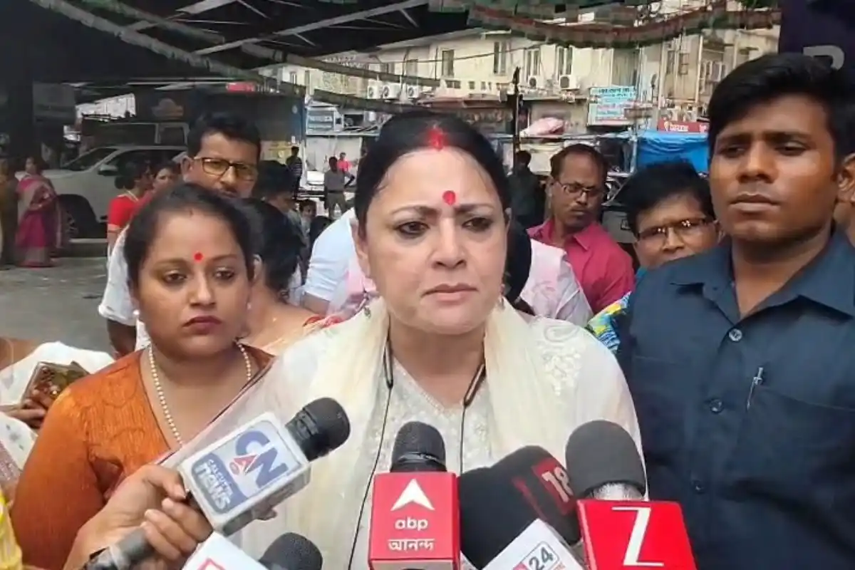 Agnimitra Paul Raksha Bandhan Gariahat Kolkata: कोलकाता के गरियाहाट में रक्षा बंधन उत्सव, अग्निमित्रा पाल ने राहगीरों और फुटपाथ पर रहने वाले बच्चों को बांधी राखी